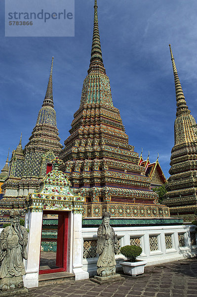 Chedis  Phra-Maha-Chedi-Si-Ratchakan  Wat Pho  Wat Phra Chetuphon  Tempel des liegenden Buddha  Bangkok  Thailand  Asien