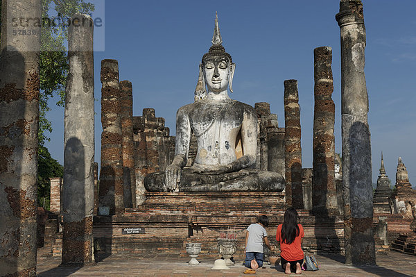 Buddha-Statue  Wat Mahathat  Sukhothai Historical Park  Sukhothai  Thailand  Asien