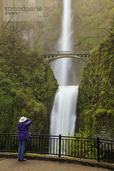 Multnomah Falls - Tourist aufnehmen von Bildern von der Brücke