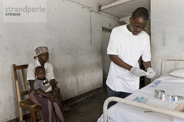 HIV-positive Mutter lässt ihren Sohn auf HIV-AIDS testen  Ambulanz in Quelimane  Mosambik  Afrika