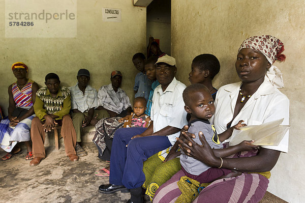 Patienten warten auf medizinische Behandlung in einer HIV-AIDS-Ambulanz in Quelimane  Mosambik  Afrika