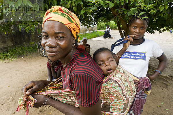 Mutter wartet mit ihrem Kind auf medizinische Behandlung vor einer HIV-AIDS-Ambulanz in Quelimane  Mosambik  Afrika