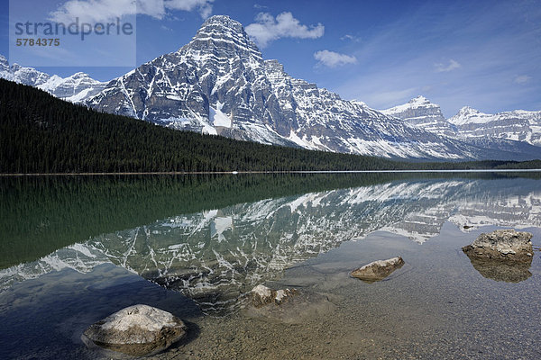 Mount Chephren spiegelt sich in Lower Waterfowl Lake  Banff  Alberta  Kanada