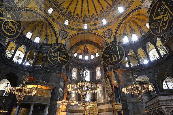 Hauptraum  Pendentifkuppel oder Deckenkuppel  Hagia Sophia  Ayasofya  Innenansicht  UNESCO-Weltkulturerbe  Istanbul  Türkei  Europa