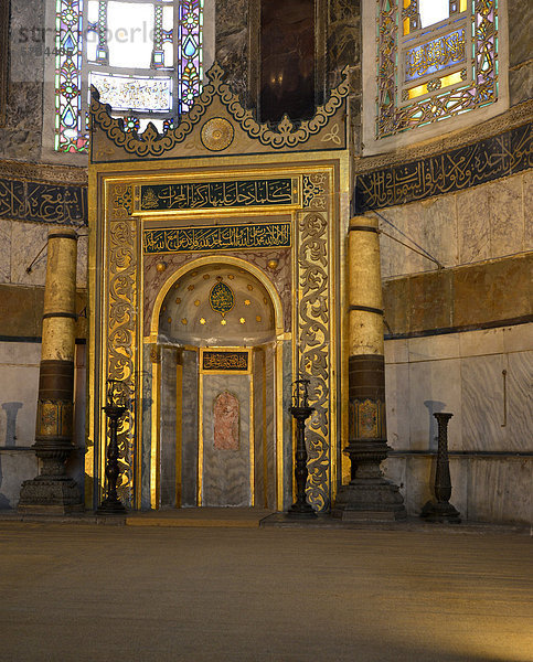 Islamischer Einbau  die Gebetsnische  Mihrab  für das muslimische Ritualgebet  übertünchtes Mosaik des Erzengel Gabriel  Hagia Sophia  Ayasofya  Innenansicht  UNESCO-Weltkulturerbe  Istanbul  Türkei  Europa