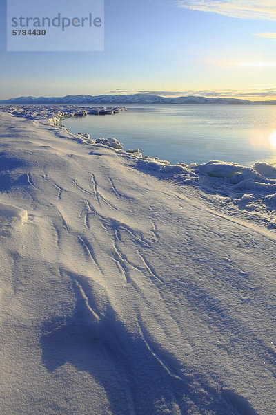 Eisscholle Rand in der Baffin Bay mit der Bylot-Insel im Hintergrund  Nordpolarmeer  Nunavut  Kanada
