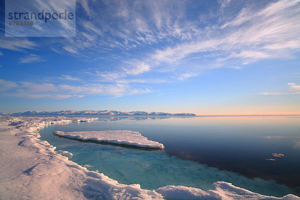 Eisriesenwelt Eis Rand in der Baffin Bay auf den Arktischen Ozean  mit Bylot-Insel und Sirmilik-Nationalpark in der Ferne  Nunavut  Kanada