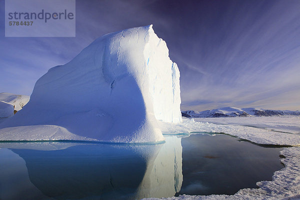 Eisberg ausgesetzt  in der Eisriesenwelt-Eis in der Baffin Bay auf den Arktischen Ozean nördlich von Baffin Island (im Hintergrund)  Nunavut  Kanada
