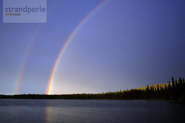 Regenbogen über Lac Le Jeune  in der Nähe von Kamloops  BC  Kanada