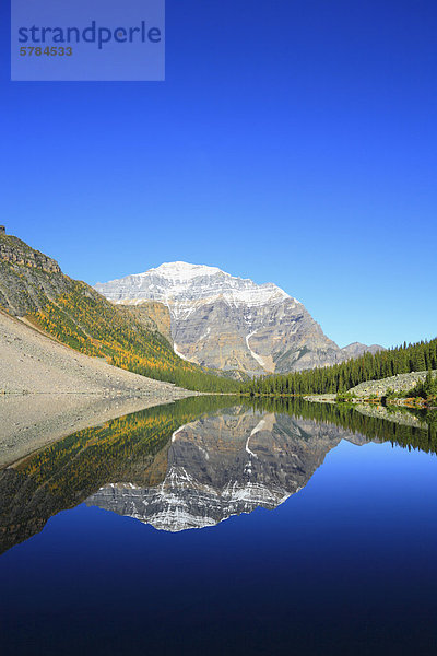 Trost See widerspiegelt Mt Tempel  Banff Nationalpark  Alberta  Kanada