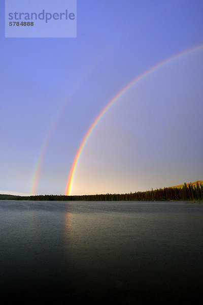 Regenbogen über Lac Le Jeune  in der Nähe von Kamloops  BC  Kanada