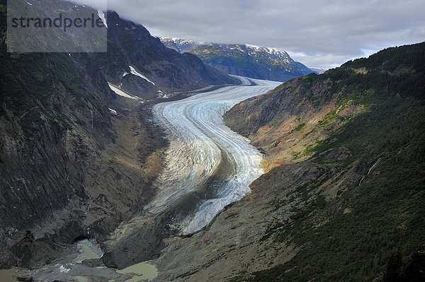 Landschaftsblick auf den verschlungenen Süd-West-Arm der Salmon Gletscher zeigen die Eisschmelze an den Fuß des Gletschers  der sich in der Nähe von Stewart im nördlichen British Columbia Kanada befindet