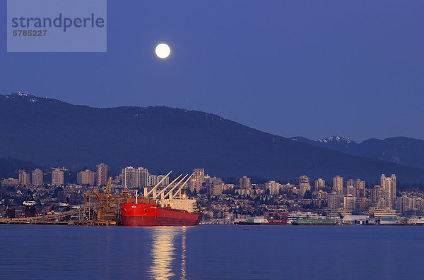 Schiff und Mondaufgang  North Vancouver  British Columbia  Kanada
