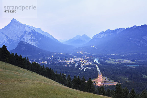 Luftaufnahme der Stadt Banff im Morgengrauen  gesehen vom Mount Norquay  Banff Nationalpark  Alberta  Kanada