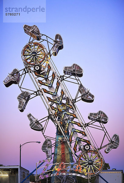 Amusement Park Ride (Der Zipper) in der Dämmerung  Morden Mais und Apfel Festival  Morden  Manitoba  Kanada