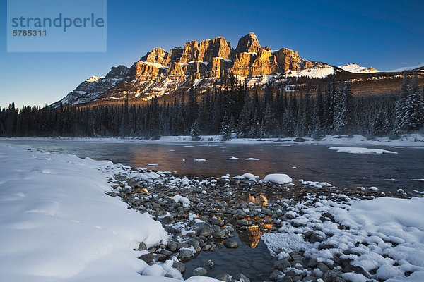 Schloss Berg und den Bow River  Banff Nationalpark  Alberta  Kanada