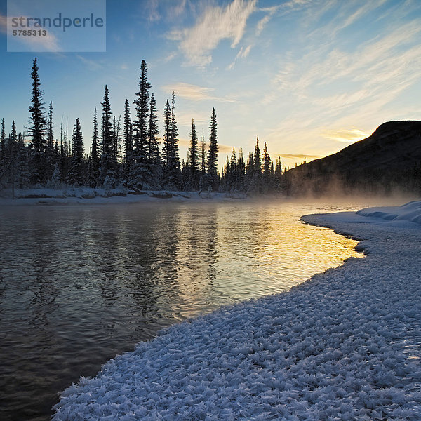 Bow River im verschneiten Banff National Park  Alberta  Canada