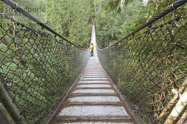 Wanderer auf Hängebrücke Lynn Canyon Park in North Vancouver  British Columbia  Kanada.