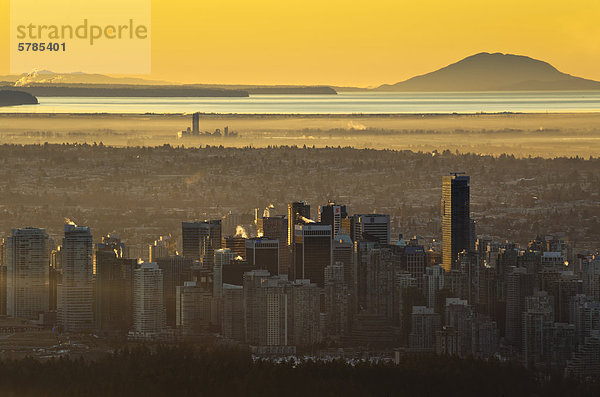 Blick auf Downtown Vancouver am Sonnenaufgang von Cypress Mountain Aussichtspunkt in West Vancouver  British Columbia  Kanada.