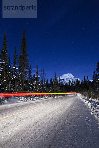 Fahrzeug Licht Routen Mount Hai Road im Spray Valley Provincial Park  Kananaskis Country  Alberta