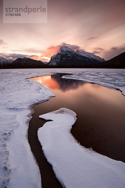 Sonnenaufgang am Vermillion Seen Blick auf Mount Rundle  Banff Nationalpark  Alberta  Kanada