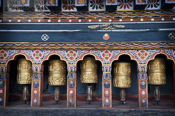 Gebetsmühlen am Trashichodzong Dzong  oder die Festung von die glorreichen Religion  die der Regierung und monastische Sitz in der Hauptstadt Thimphu  Bhutan ist.