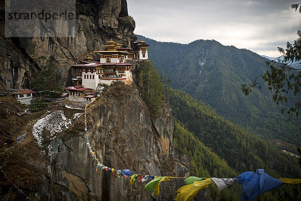 Kloster Taktsang (Tigers Nest) ragt über dem Paro  Bhutan