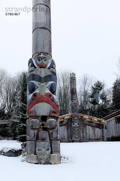 Totempfähle und Langhaus  Museum für Anthropologie  MOA. Universität von British Columbia  Vancouver  British Columbia  Kanada