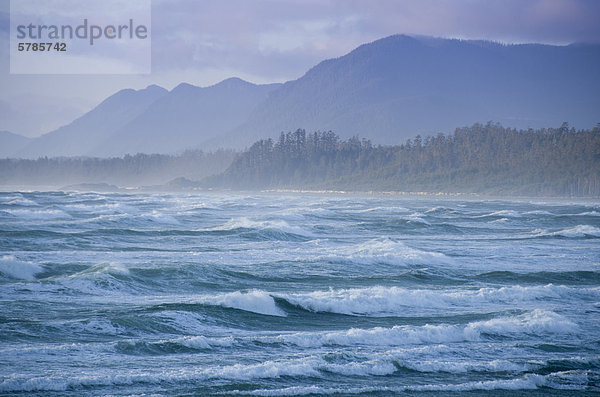 Wickaninnish Beach im Pacific Rim National Park in der Nähe von Tofino  BC  Kanada auf Vancouver Island