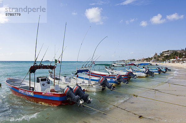 Sport-Fischerboote am Strand  Playa del Carmen  Quintana Roo  Mexiko