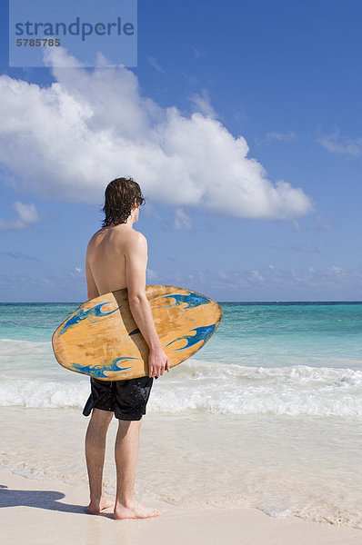 Junger Mann mit Skim Board  Akumal  Quintana Roo  Mexiko