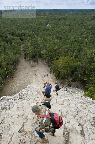Absteigende Nohoch Mul Pyramide  Coba  Quintana Roo  Mexiko