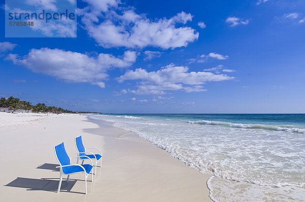 Liegestühle in der Sonne  Strand von Tulum  Quintana Roo  Mexiko