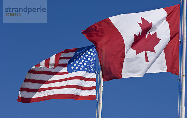 Kanada und den Vereinigten Staaten Flaggen am blauen Himmel