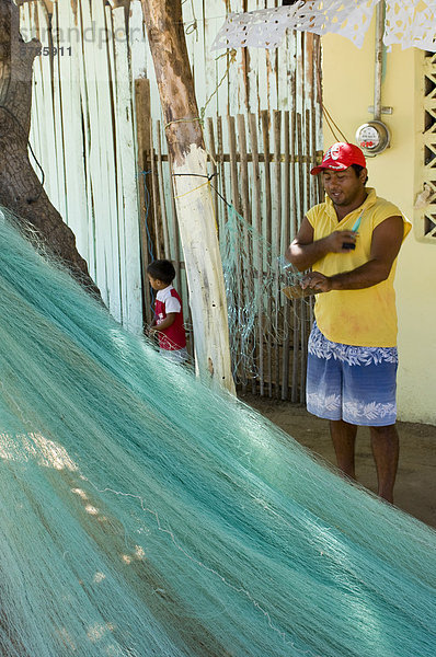 Man Besserung Fische net in einem kleinen Dorf in der Nähe von Zihuatanejo  Mexiko