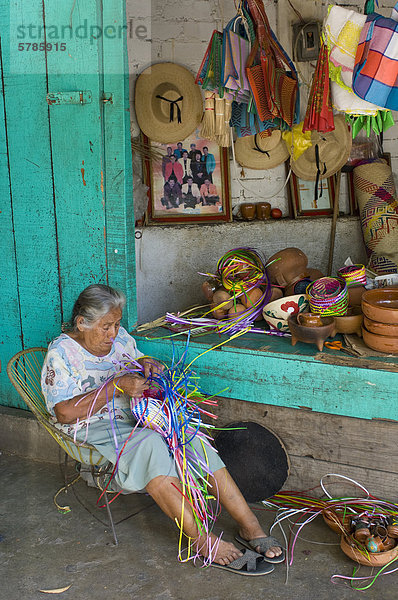 Handwerker weben Korb am Markt  Zihuatanejo  Mexiko