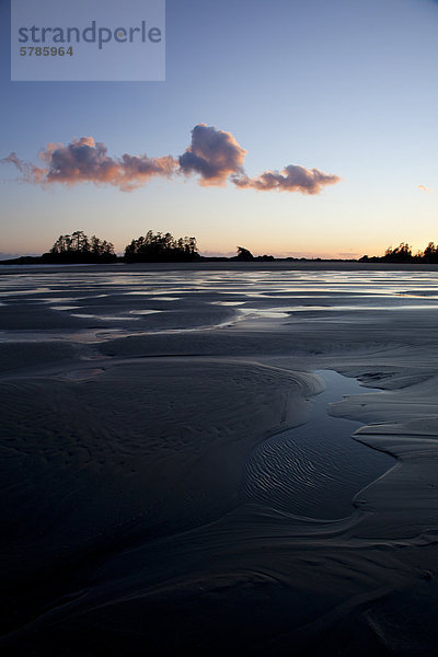 Wolken-Form über die Chesterman Beach und Franks Insel bei Sonnenuntergang  in der Nähe von Tofino  Britisch-Kolumbien  Kanada auf Vancouver Island im Clayoquot Sound UNESCO Biosphärenreservat.