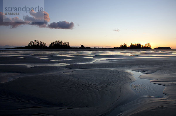 Wolken-Form über die Chesterman Beach und Franks Insel bei Sonnenuntergang  in der Nähe von Tofino  Britisch-Kolumbien  Kanada auf Vancouver Island im Clayoquot Sound UNESCO Biosphärenreservat.