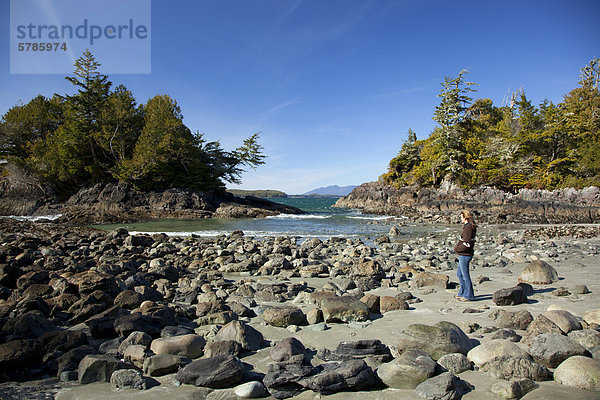 Eine Frau genießt die Ansicht am MacKenzie Beach in der Nähe von Tofino  Britisch-Kolumbien  Kanada auf Vancouver Island im Clayoquot Sound UNESCO Biosphärenreservat.