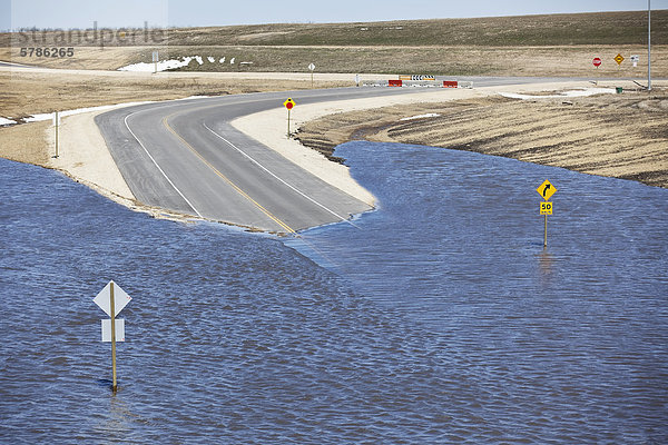 Frühling Überflutungen des Red River Highway 44  Red River Valley  nördlich von Winnipeg  Manitoba  Kanada