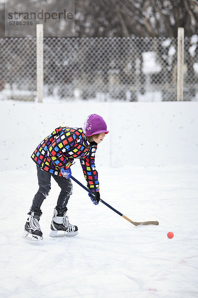 Junge - Person Eis Außenaufnahme Eisbahn Hockey spielen
