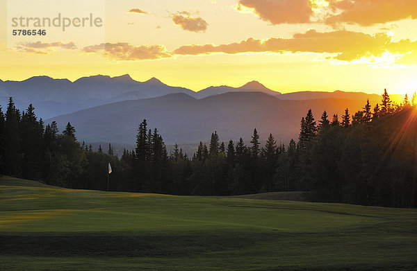 Ein farbiges Bild eines Golf grün bei Sonnenuntergang mit keine Personen in der Stadt von Hinton Alberta in den Ausläufern der Rocky Mountains in Alberta Kanada