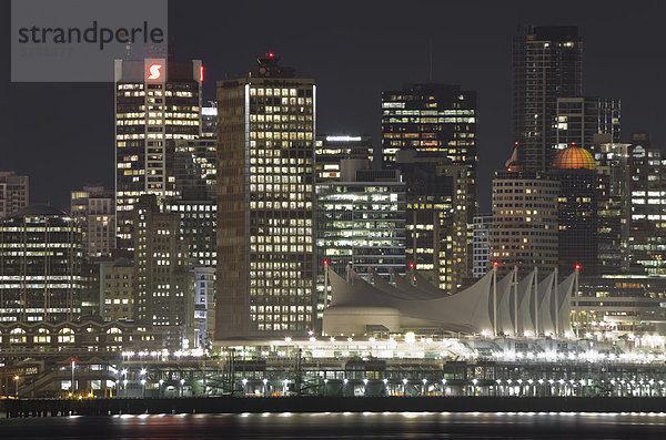 Canada Place und Hochhäuser nachts  Innenstadt von Vancouver  British Columbia  Kanada.
