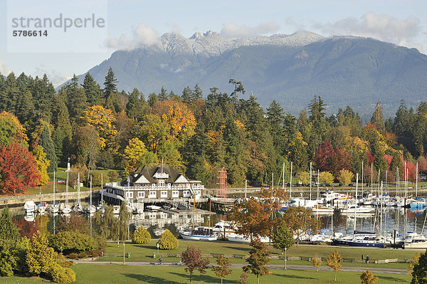 Vancouver Rowing Club  Devon Harbour Park  Stanley Park und North Shore Mountains im Herbst  Vancouver  British Columbia  Kanada