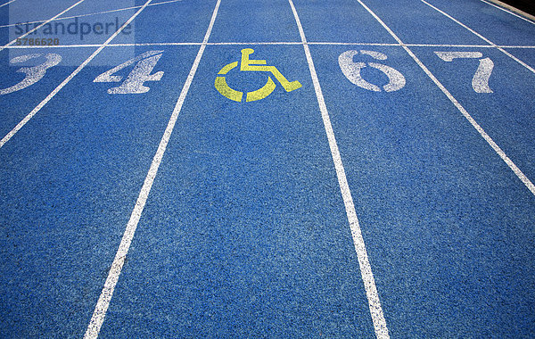 Behinderung Rollstuhl Symbol überlagert auf der Laufstrecke.