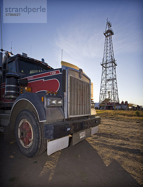 LKW geparkt vor Öl-Bohr-Derrick.