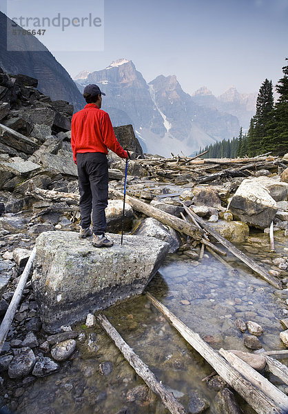 Wanderer am Moraine Creek mit Wenkchemna Gebirge Hintergrund  Banff Nationalpark  Alberta  Kanada.