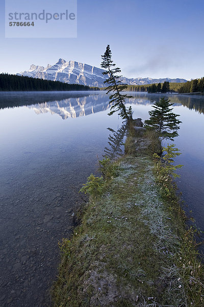 Zwei Jack Lake mit Mount Rundle  Banff Nationalpark  Alberta  Kanada.