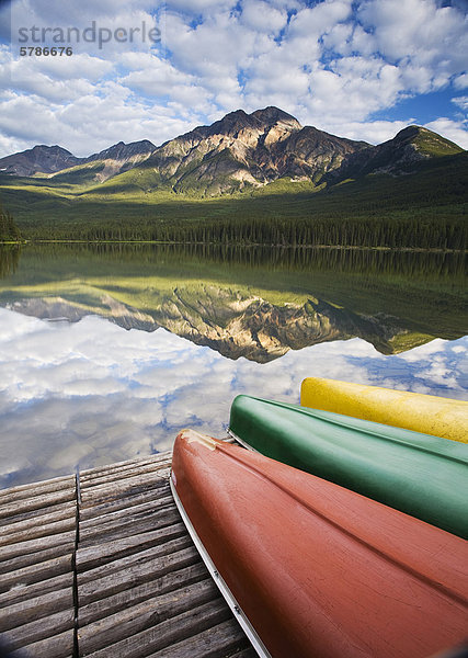 Drei Kanus am dock am Pyramid Lake  Jasper Nationalpark  Alberta  Kanada.