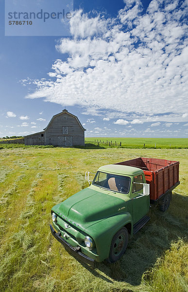 alte Scheune und Hof-LKW  in der Nähe von Ponteix  Saskatchewan  Kanada